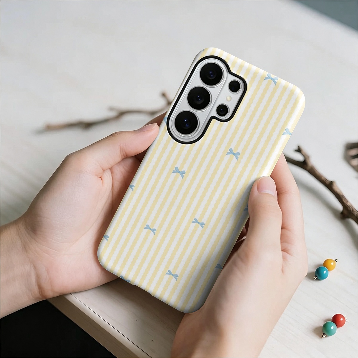 파란 리본 노란 줄무늬 세로 줄무늬 패턴 2-in-1  - Samsung Galaxy S24 리뷰 및 가격